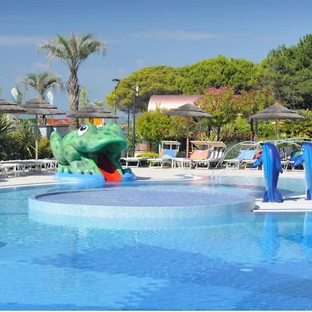 Sweet Seaside With Pool Apartman