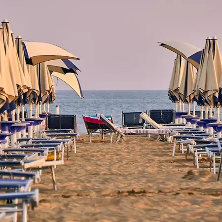 Sweet Seaside With Pool Apartman